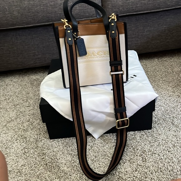 ⭐️Limited sale!⭐️Like new!! Coach Leather Purse with removable strap - Picture 4 of 11